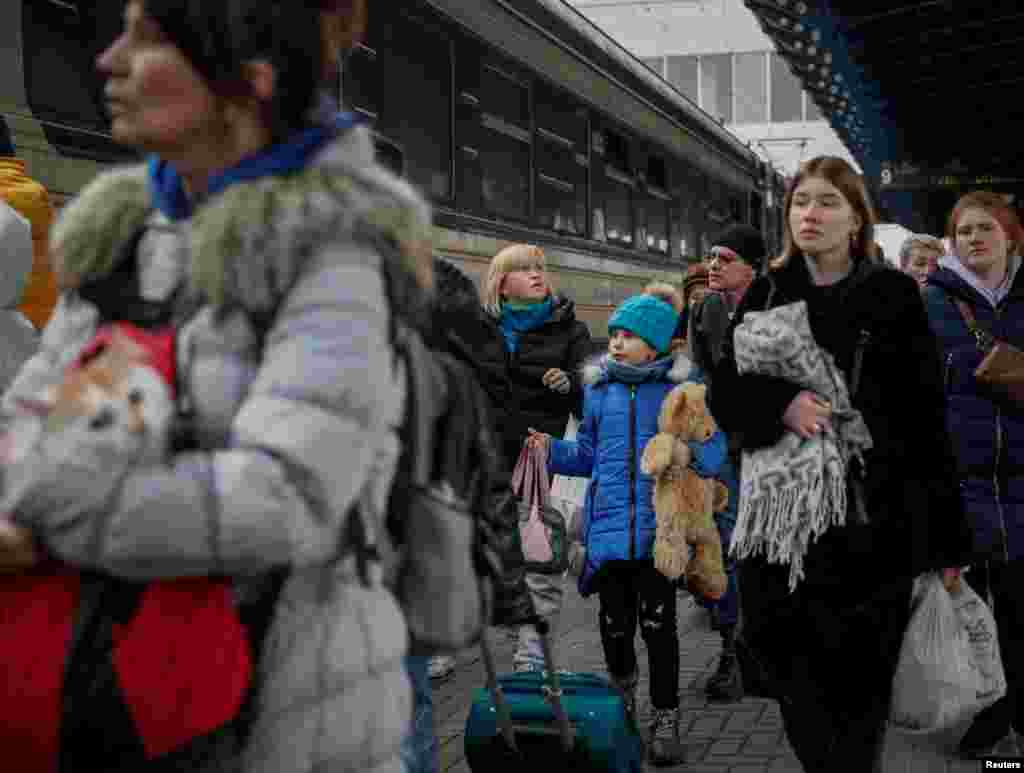 Ucranianos abordan un tren de evacuación de Kiev a Lviv, en la estación central de trenes de Kiev, el 6 de marzo de 2022.
