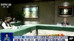 Menteri Luar Negeri China Wang Yi dalam pembicaraan dengan menteri luar negeri Afghanistan yang ditunjuk Taliban Amir Khan Muttaqi (kanan) pada pertemuan di distrik Tunxi, provinsi Anhui China timur, Rabu, 30 Maret 2022. (CCTV via AP)