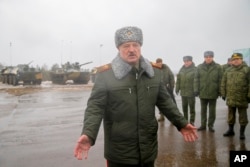 알렉산드르 루카셴코 벨라루스 대통령이 지난달 17일 러시아군과의 합동 훈련 현장에서 취재진과 환담하고 있다. (자료사진)
