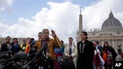 Representantes de los pueblos indígenas de Canadá en la Plaza de San Pedro del Vaticano el 1 de abril de 2022.