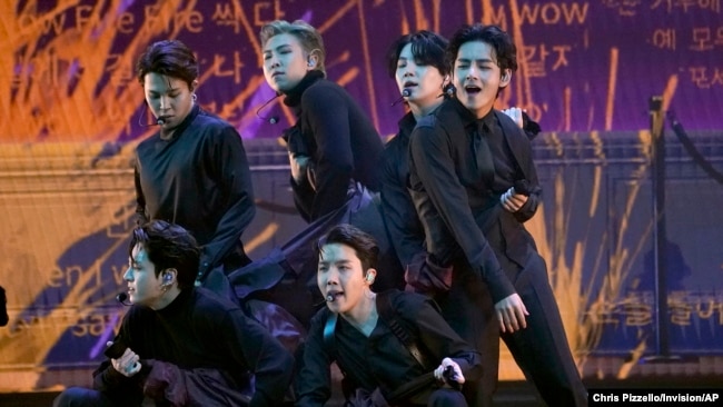 한국 보이밴드 BTS가 지난해 4월 미국 라스베이거스에서 열린 제64회 그래미어워즈 시상식에서 공연했다.