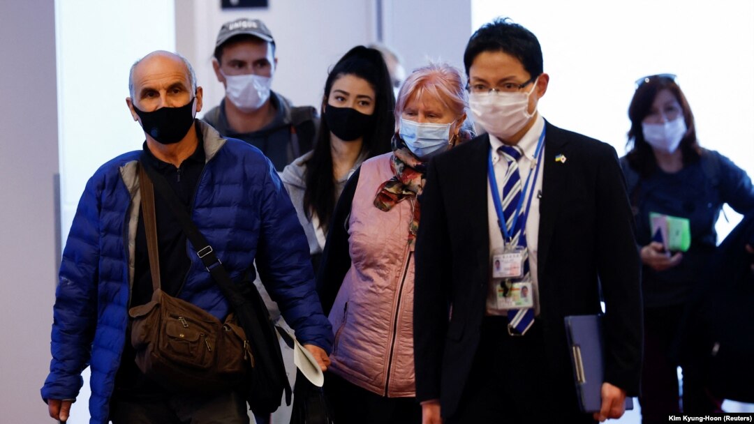 Pengungsi Ukraina yang dibawa oleh Menteri Luar Negeri Jepang Yoshimasa Hayashi yang mengunjungi Polandia. (Foto: REUTERS/Kim Kyung-Hoon)