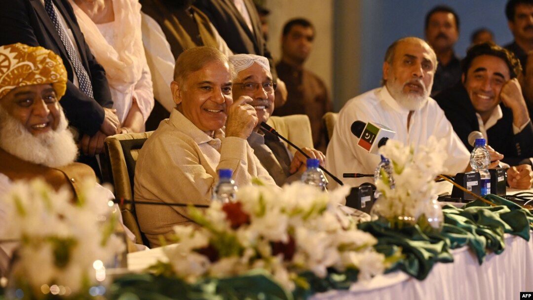 وزيراعظم نواز شريف ويلي، "عدالتونه قومونه د بحرانونو څخه اوباسي نه چې ښکېل کوي یې پکې، نه ده معلومه چې چیف جسټس د کومو اختياراتو لاندې اقليتی فېصله په اکثريتي فېصله مسلط کړې..."