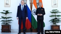 Ngoại trưởng Ấn Độ Subrahmanyam Jaishankar (phải) và Ngoại trưởng Nga Sergei Lavrov gặp nhau ở New Delhi, 1/4/2022. 