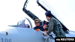عمران خان، صدر اعظم پاکستان در داخل محفظۀ پیلوت طیارۀ جت جنگی جی-۱۰ سی 