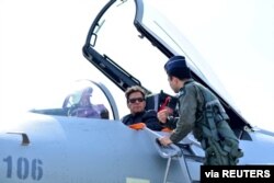 Perdana Menteri Pakistan Imran Khan duduk di kokpit pesawat tempur J-10 C China saat ia diberi pengarahan selama upacara pelantikan di pangkalan Angkatan Udara Pakistan (PAF) di Kamra, Pakistan, 11 Maret 2022. (Kantor Perdana Menteri Pakistan/ Handout via REUTERS)