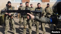 Tatbikat yapan bir grup Ukrayna askeri