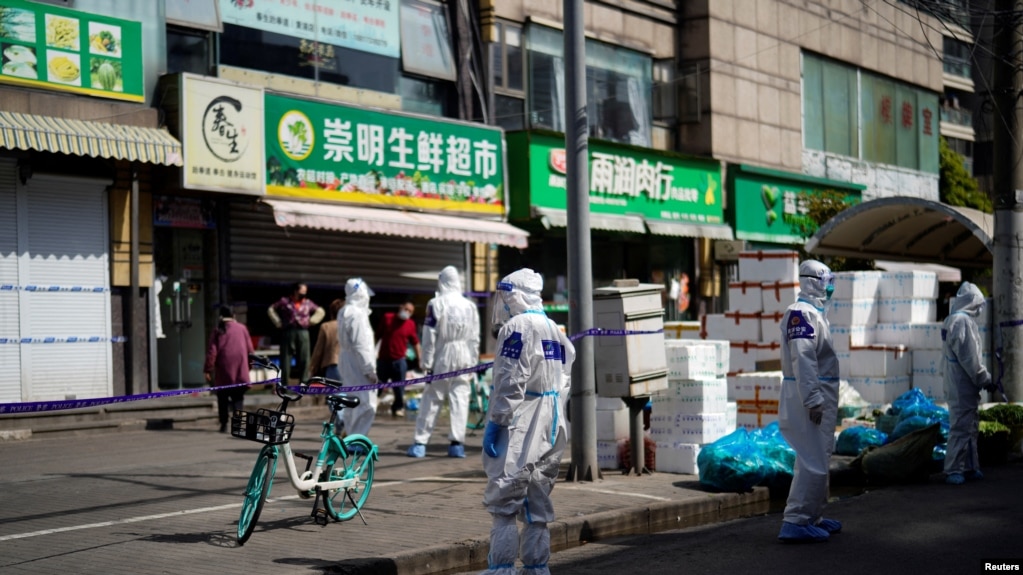 上海当局2022年3月29日封城第二天在食品商店外拉起了警戒线。（路透社）(photo:VOA)