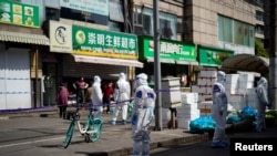 上海當局2022年3月29日封城第二天在食品商店外拉起警戒線。