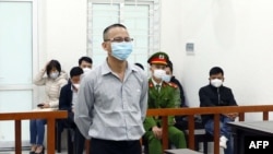 Ông Lê Văn Dũng trước tòa hôm 23/3/2022. Photo VNA.