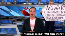 Редактор «Первого канала» Марина Овсянникова во время прямого эфира программы «Время» с антивоенным плакатом (кадр из программы)
