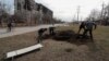 Ljudi kopaju grob za žrtve ubijene u opkoljenom južnom lučkom gradu Mariupolju, Ukrajina 20. marta 2022. REUTERS/Alexander Ermochenko