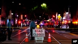 Sacramento မြို့က သေနတ်ပစ်ခတ်မှု ဖြစ်ပွားတဲ့ နေရာကို လမ်းပိတ် လုံခြုံရေးယူနေတဲ့ ရဲတပ်ဖွဲ့ဝင်အချို့။ (ဧပြီ ၃၊ ၂၀၂၂)