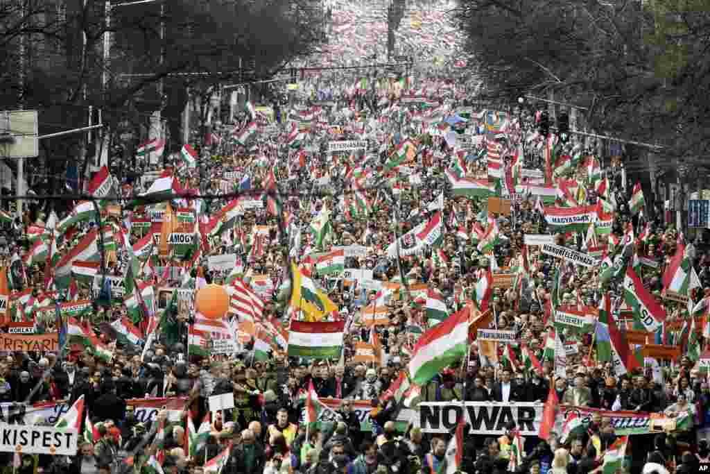 Thousands of supporters of Hungary&#39;s right-wing populist Prime Minister Viktor Orban gather in Budapest, Hungary, March 15, 2022.