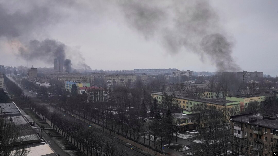 Asap mengepul setelah penembakan di Mariupol, Ukraina, Rabu, 9 Maret 2022. (Foto: AP//Evgeniy Maloletka)