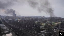 Asap mengepul setelah penembakan di Mariupol, Ukraina, Rabu, 9 Maret 2022. (Foto: AP//Evgeniy Maloletka)