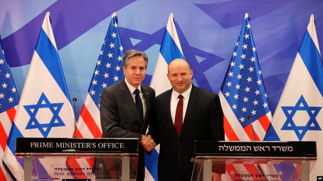 PM Israeli Naftali Bennett (kanan) bersama Menlu AS Antony Blinken dalam konferensi pers bersama usai pertemuan di kantor Perdana Menteri di Yerusalem, Minggu, 27 Maret 2022. (Abir Sultan/Pool via AP)
