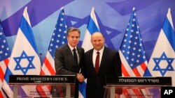 PM Israeli Naftali Bennett (kanan) bersama Menlu AS Antony Blinken dalam konferensi pers bersama usai pertemuan di kantor Perdana Menteri di Yerusalem, Minggu, 27 Maret 2022. (Abir Sultan/Pool via AP)
