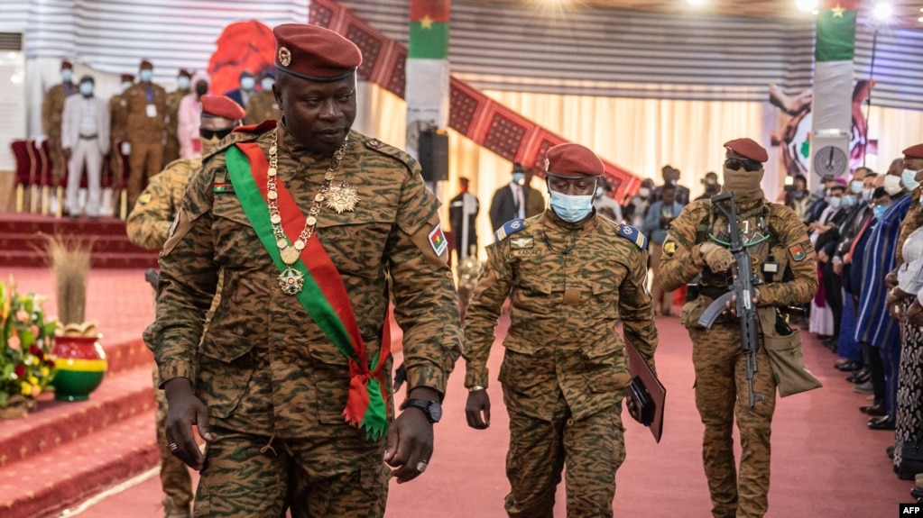 Le lieutenant-colonel Paul-Henri Sandaogo Damiba, président du Burkina Faso, quitte sa cérémonie d'investiture après avoir été investi président de la Transition, à Ouagadougou, le 2 mars 2022.
