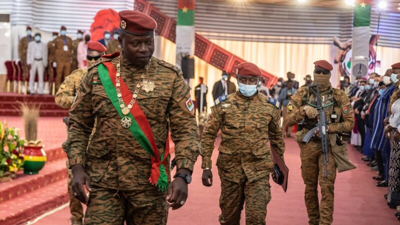 Le Burkina tente un dialogue incertain avec des groupes armés