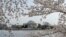 Memorial Thomas Jeffersn terlihat di balik pohon sakura yang mulai bermekaran di area Tidal basin, Washington, pada 22 Maret 2022. (Foto: AP/Gemunu Amarasinghe)