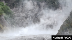 Terlihat asap panas mengepul dan warna keabuan di dinding Sungai Gendol bekas lintasan awan panas guguran Gunung Merapi. (Foto: VOA/Nurhadi)