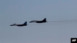 Aviones de combate MiG-29 del ejército serbio vuelan sobre Batajnica, aeropuerto militar cerca de Belgrado, Serbia, durante ejercicios militares, el 21 de agosto de 2020.