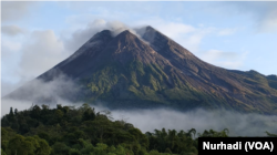 Gunung Merapi yang tenang dipotret pada 7 Maret 2022 dari kawasan Dam Plunyon, Kalikuning. (Foto: VOA/Nurhadi)