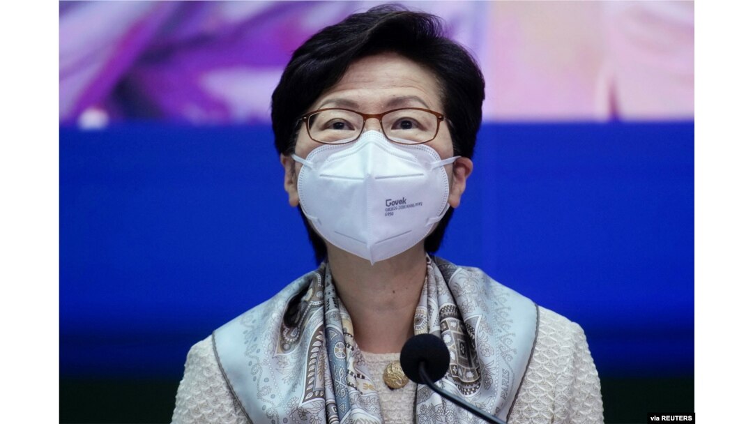 Kepala Eksekutif Hong Kong Carrie Lam mendengarkan pertanyaan dari para wartawan dalam konferensi pers di Hong Kong, China, 21 Maret 2022. (Foto: Vincent Yu/Pool via Reuters)