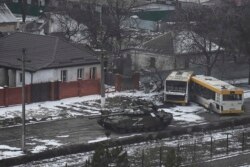 俄罗斯坦克进入马里乌波尔东郊街道。