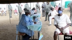 Harare Central Prison inmates line up to get vaccinated against COVID-19, in Harare, Zimbabwe, March 13, 2022. (Columbus Mavhunga/VOA)