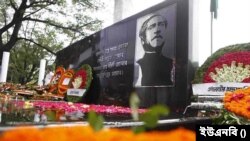বঙ্গবন্ধু স্মৃতি জাদুঘরের সামনে জাতির পিতা বঙ্গবন্ধু শেখ মুজিবুর রহমানের প্রতিকৃতি। (ছবি- ইউএনবি) 