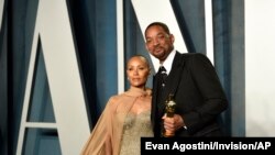 Jada Pinkett Smith, à gauche, et Will Smith arrivent à la soirée Vanity Fair après les Oscars le 27 mars 2022 à Beverly Hills, en Californie.