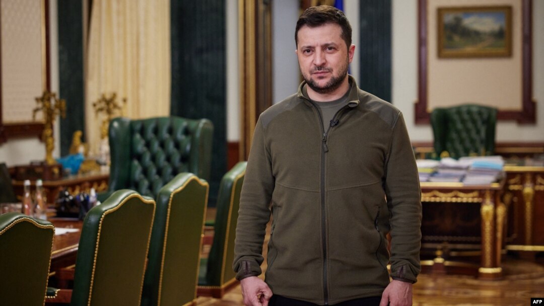 Perezida Volodymr Zelenskyy wa Ukraine yitegura kugeza ijambo ku bari mu nama akoresheje uburyo bw'iya kure
