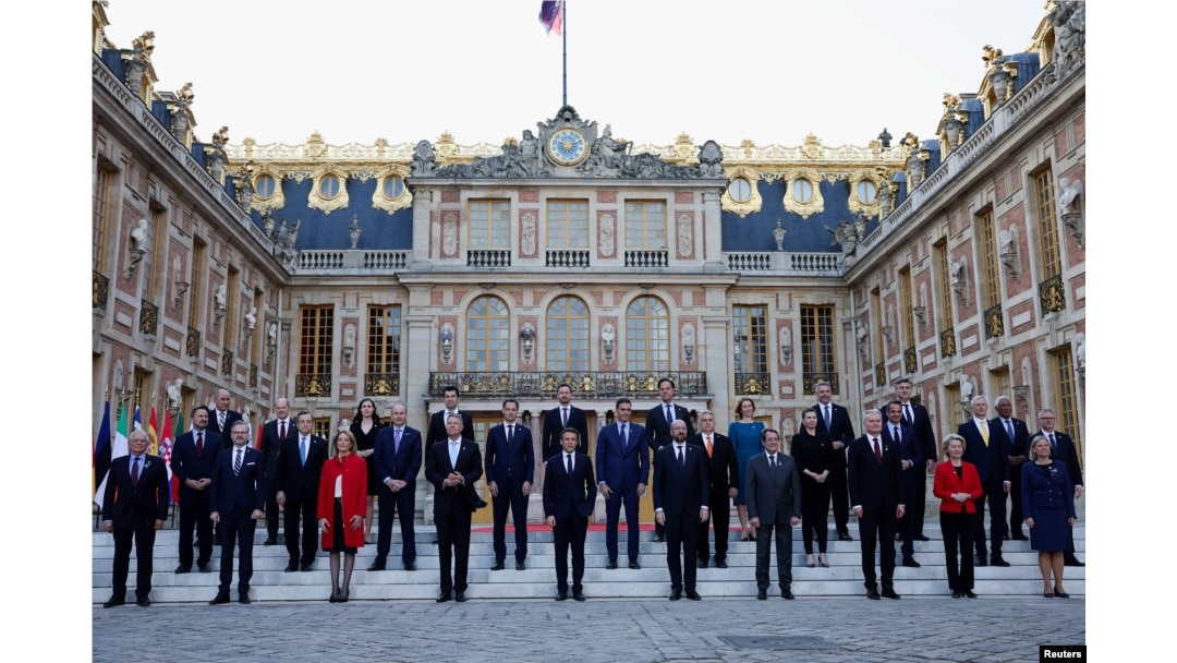 Para pemimpin Uni Eropa berpose di Chateau de Versailles (Istana Versailles) dekat Paris, pada KTT untuk membahas invasi Rusia di Ukraina hari Kamis (10/3).