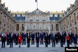 Para pemimpin Uni Eropa berpose di Chateau de Versailles (Istana Versailles) dekat Paris, pada KTT untuk membahas invasi Rusia di Ukraina hari Kamis (10/3).