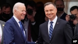 Президенты Джо Байден (слева) и Анджей Дуда на встрече в Варшаве, март 2022 г. 