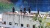 Policías toman posiciones en el techo de la prisión de Turi después de un motín el domingo 3 de abril de 2022, en Cuenca, Ecuador
