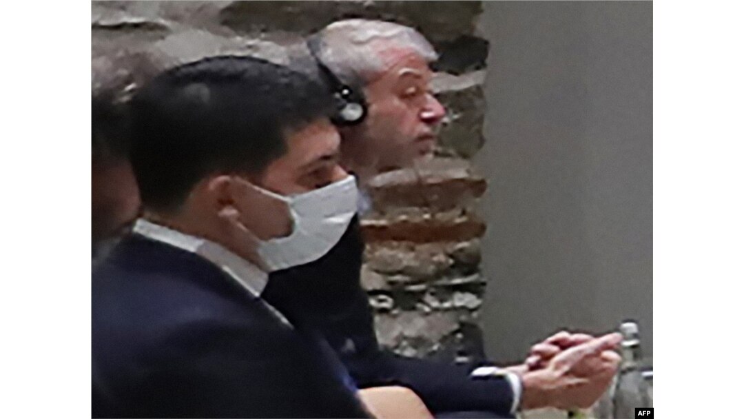 Oligarki Rusia Roman Abramovich (kanan) mendengarkan Presiden Turki saat ia berbicara kepada delegasi Rusia dan Ukraina pada pembukaan pembicaraan mereka di Istanbul, 29 Maret 2022. (Murat CETIN MUHURDAR / LAYANAN PERS PRESIDEN TURKI / AFP)