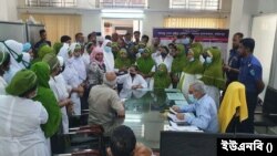 ফরিদপুর জেলার বঙ্গবন্ধু শেখ মুজিব রহমান মেডিকেল কলেজ হাসপাতালের নার্স, ওয়ার্ড বয় ও চতুর্থ শ্রেণির কর্মচারীদের অবস্থান কর্মসূচী। (ছবি- ইউএনবি) 