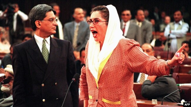 سن 1989 میں سابق وزیرِ اعظم بے نظیر بھٹو کے خلاف آنے والی تحریکِ عدم اعتماد ناکام ہو گئی تھی۔