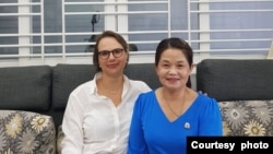 Bà Josefine Wallat thăm nhà riêng bà Huỳnh Thị Kim Nga, vợ của ông Ngô Văn Dũng, ngày 10/3/2022. Photo Huynh Thi Kim Nga.