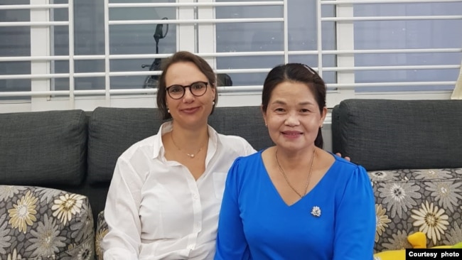 Bà Josefine Wallat thăm nhà riêng bà Huỳnh Thị Kim Nga, vợ của ông Ngô Văn Dũng, ngày 10/3/2022. Photo Huynh Thi Kim Nga.