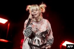 Penyanyi-penulis lagu Billie Eilish tampil dalam festival Musik Austin City Limits (ACL) di Zilker Park di Austin, Texas, 9 Oktober 2021. (SUZANNE CORDEIRO / AFP)