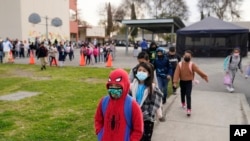 Estudiantes caminan a sus clases en la escuela primaria Washington, el 12 de enero de 2022, en Lynwood, California.