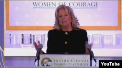 Đệ Nhất Phu Nhân Hoa Kỳ Jill Biden phát biểu trực tuyến tại lễ trao giải 'Phụ nữ Can đảm Quốc tế 2022', ngày 14/3/2022. Photo YouTube State Department.