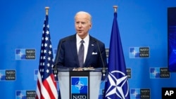 NATO နဲ့ ထိပ်သီးဆွေးနွေးပွဲအပြီး Brussels မြို့က NATO ဌာနချုပ် သတင်းစာရှင်းလင်းပွဲမှာ တွေ့ရတဲ့ အမေရိကန်သမ္မတ Joe Biden ( March 24, 2022 )