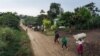 Des personnes déplacées fuient le lieu d'une attaque qui aurait été perpétrée par le groupe rebelle des ADF dans le village de Halungupa près de Beni, Nord-Kivu, en RDC, le 18 février 2020. (AFP/Alexis Huguet)