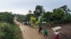 ARCHIVES - Des civils fuient le lieu d'une attaque attribuée aux rebelle des ADF dans le village de Halungupa près de Beni, Nord-Kivu, en RDC, le 18 février 2020.