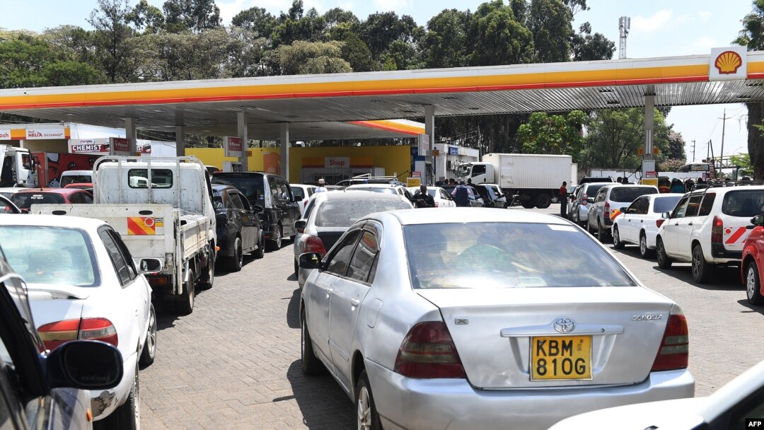 Imodokari zitondeye lisansi kuri sitasiyo muri Kenya 